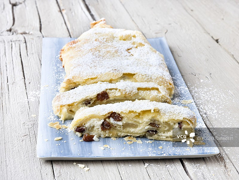 撒有糖粉的奶酪蛋糕卷图片素材