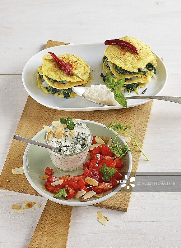 盘中香草奶油菠菜番茄图片素材