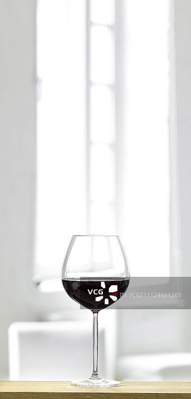 木桌上的红酒杯图片素材