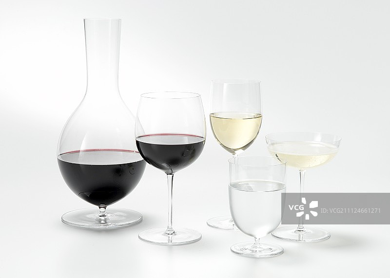 红酒和白葡萄酒水罐及玻璃杯图片素材