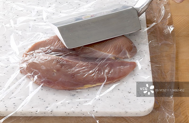 预制酿馅野鸡：嫩肉锤处理野鸡胸脯（步骤1）图片素材