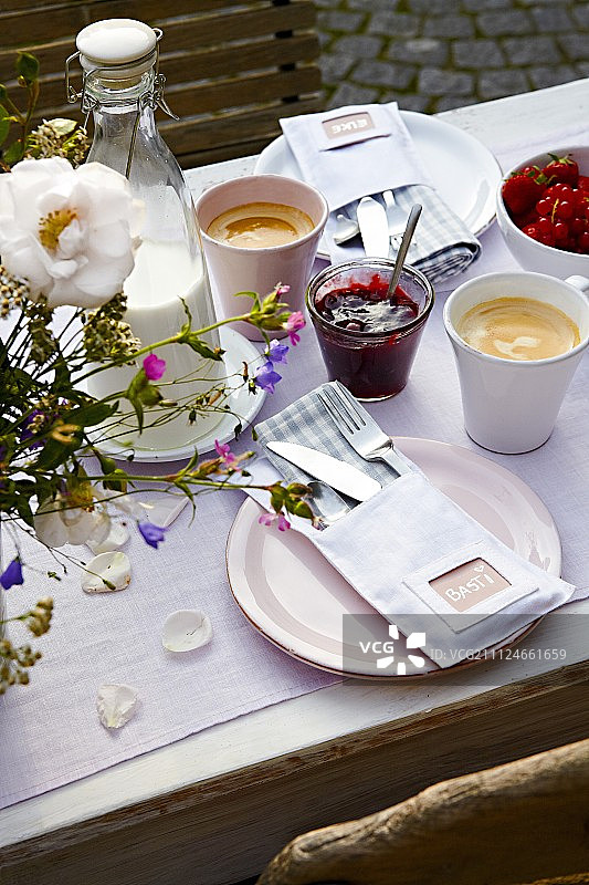 餐具摆放好的桌子特写图片素材