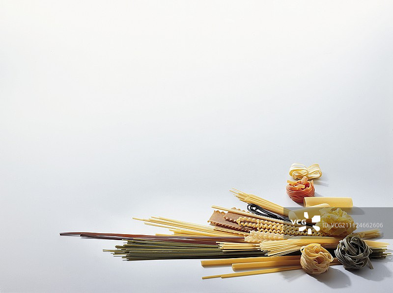 白色背景上的各式干意面图片素材