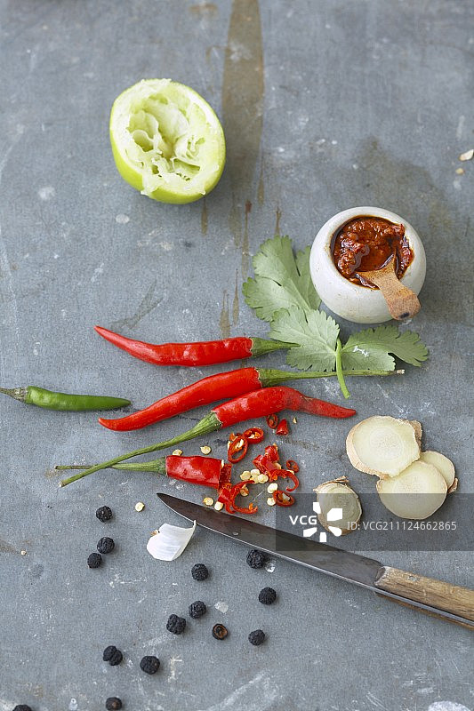 香菜、大蒜、辣椒、酸橙、姜和刀图片素材