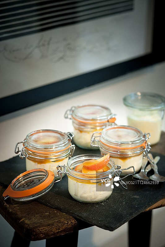 玻璃罐装巴伐利亚奶油配红酒苹果图片素材