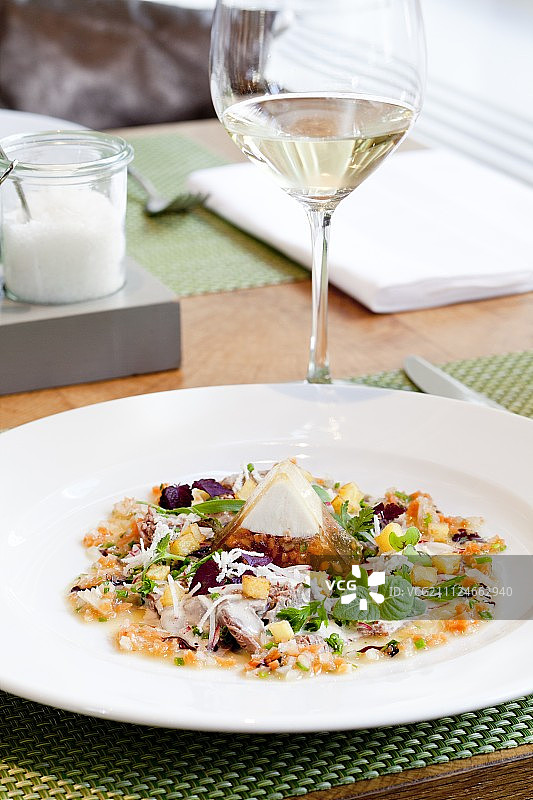 托盘上配有蔬菜和油醋汁的腌牛肉图片素材