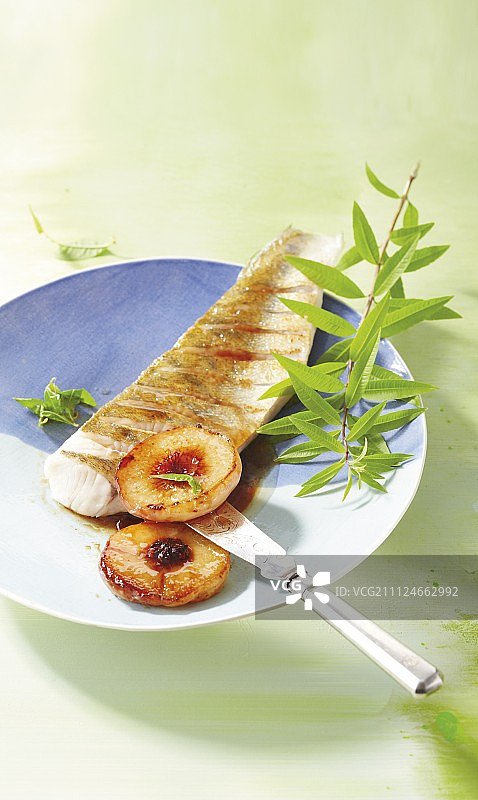 盘装炸瓦片鱼配炸葡萄图片素材