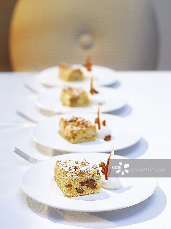 用艾尔斯塔苹果、栗子和糖屑制成的碎屑蛋糕图片素材