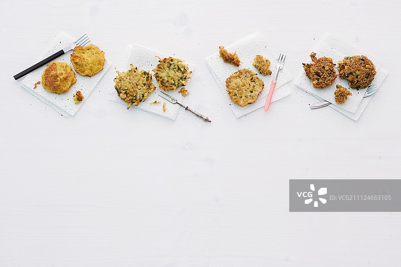 纸上的四种肉饼图片素材