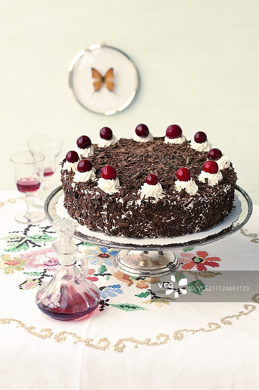 蛋糕架上的黑森林蛋糕图片素材