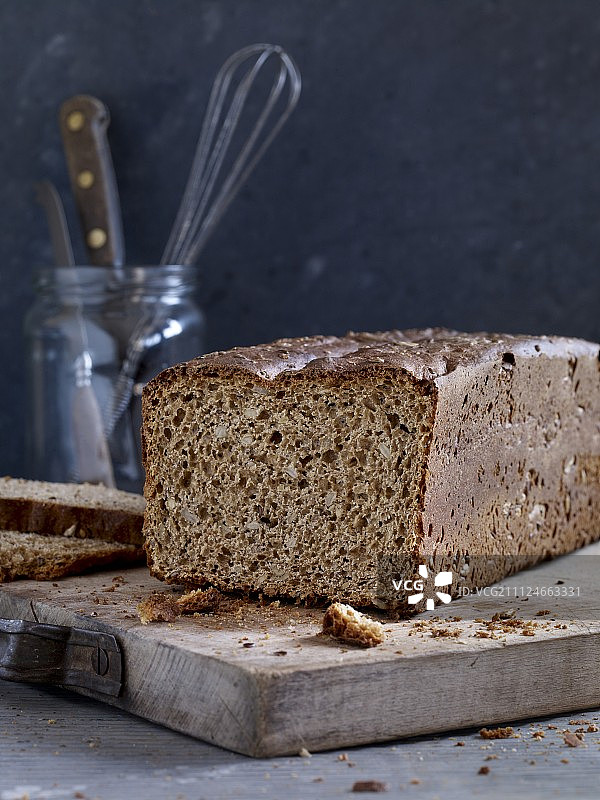 木板上的斯佩尔特小麦面包片图片素材