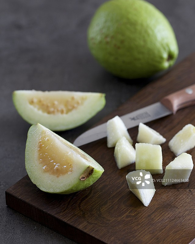 用刀将番石榴切成小块，准备番石榴和青柠松露，步骤1图片素材