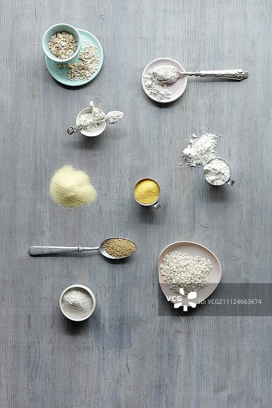 盘子和勺子上的各种谷物图片素材