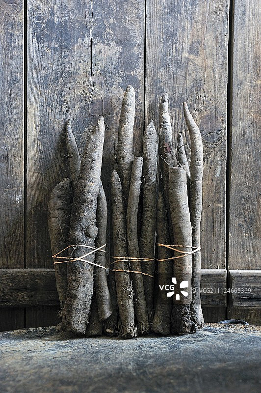 木质背景上的捆扎婆罗门参图片素材