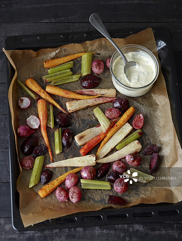 烤蔬菜配酸奶油图片素材