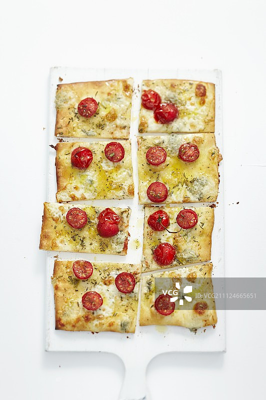 佛卡夏面包配两种奶酪，托盘俯视图图片素材