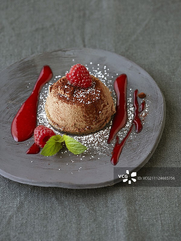 覆盆子酱巧克力冰淇淋蛋糕图片素材