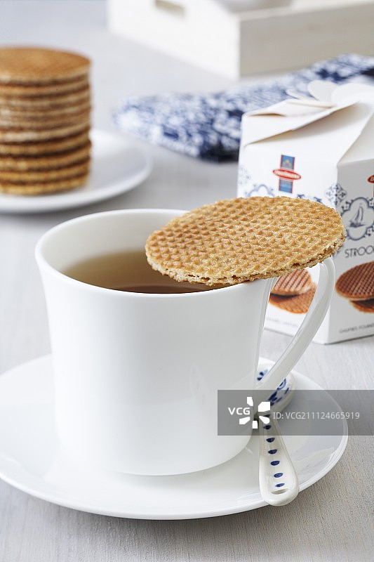 带有荷兰华夫饼的茶杯图片素材
