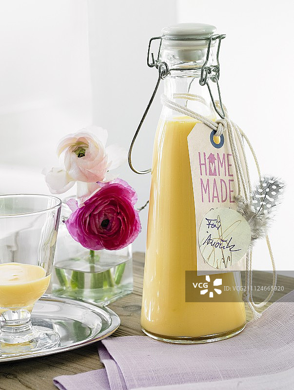 玻璃罐装复活节蛋奶酒图片素材