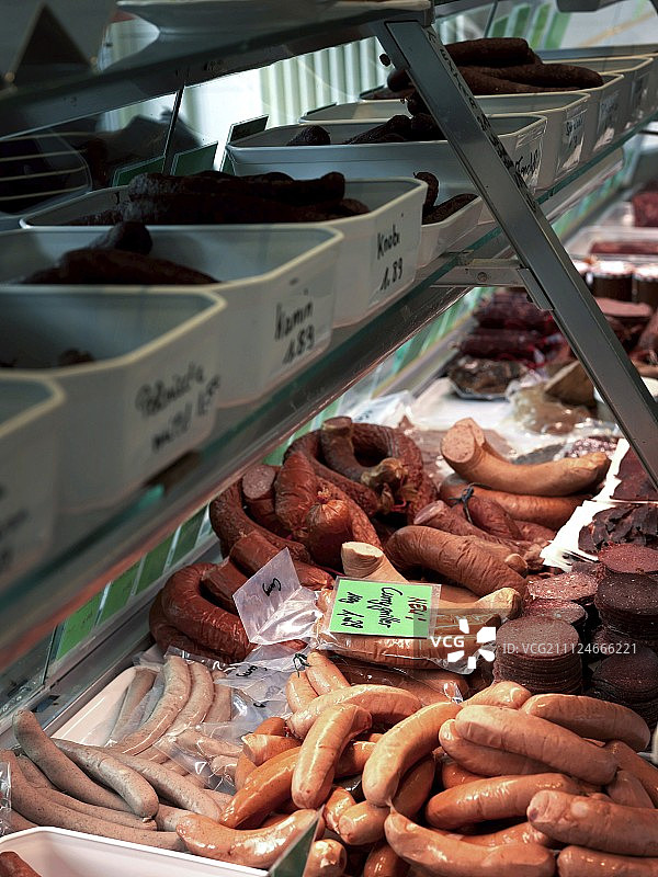 商店柜台上出售的各种马肉香肠图片素材