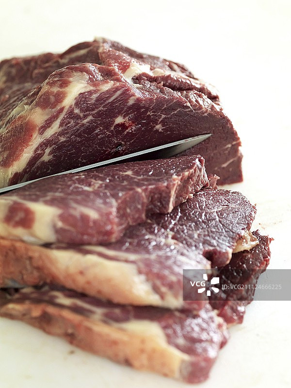 不锈钢托盘中的马肉图片素材