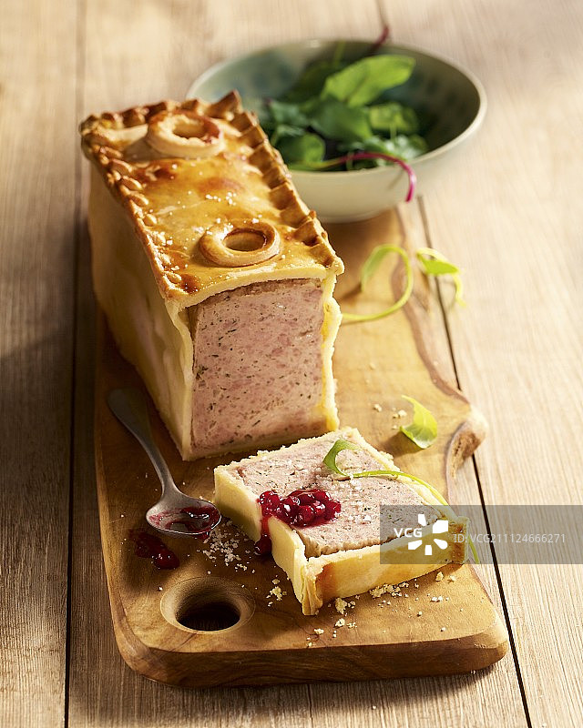 木板上的乡村风味馅饼切块图片素材