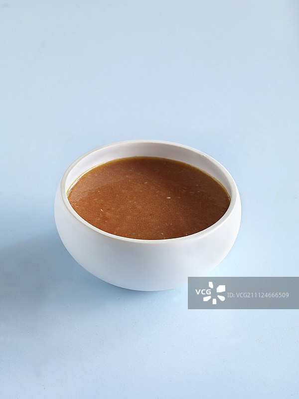 蓝色背景上的香辣番茄酱碗图片素材