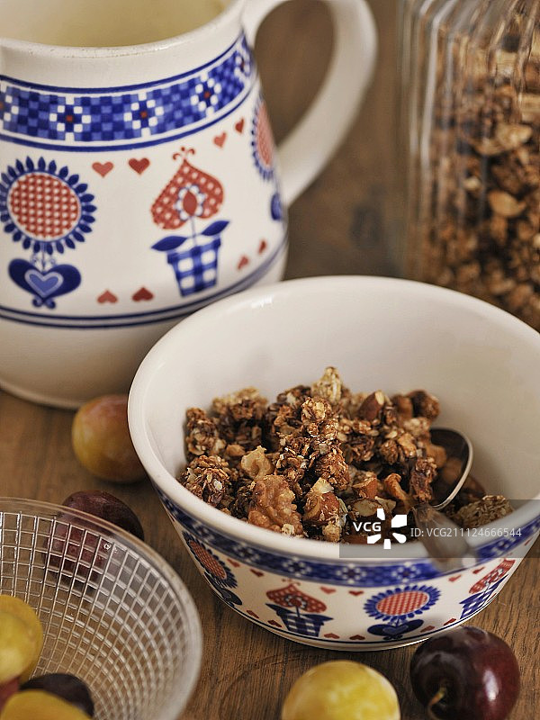 碗里的香蕉巧克力格兰诺拉麦片图片素材