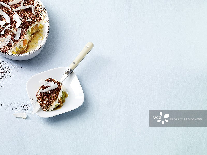 烤盘里的热带水果提拉米苏，并摆放在盘子里图片素材