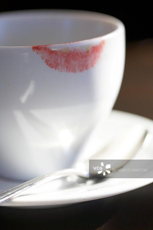 杯子上红色口红印特写图片素材