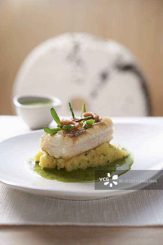 盘中韭菜土豆泥特写图片素材