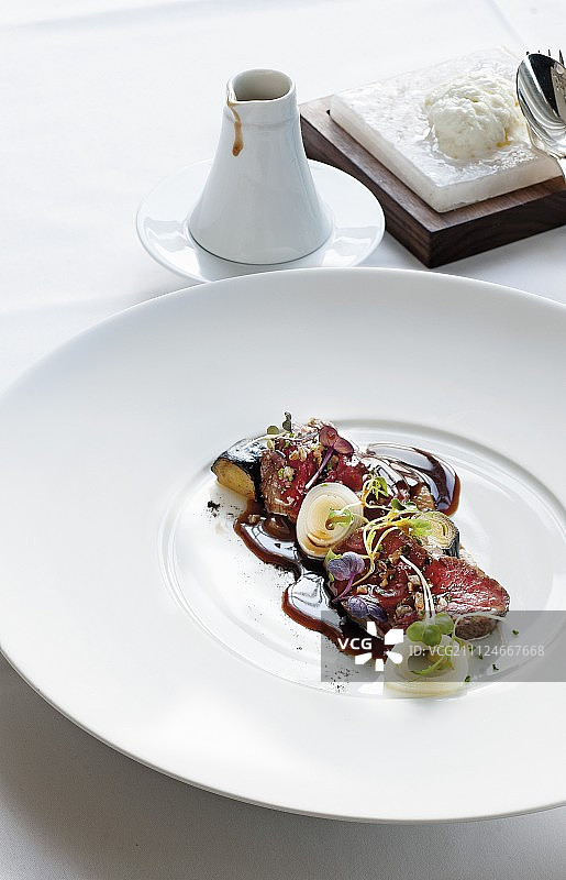 鞑靼牛肉配水牛芝士洋葱图片素材