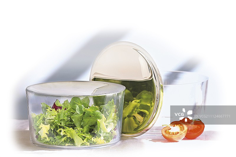 带不锈钢盖的玻璃碗里的生菜图片素材