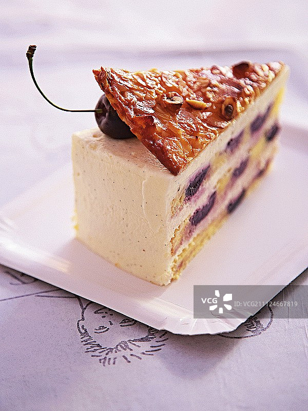 樱桃派配香草冰淇淋和榛子脆图片素材