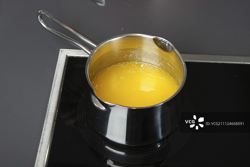 平底锅里融化的黄油图片素材
