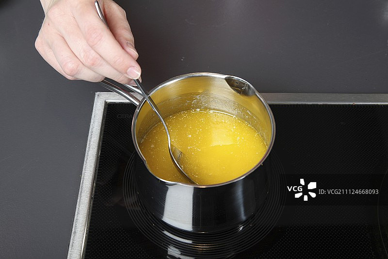 平底锅里融化的黄油图片素材