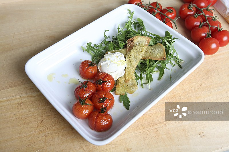 烤番茄配奶酪奶油和皮塔饼图片素材