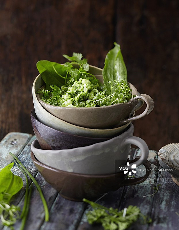 配绿色酱汁的大比目鱼图片素材