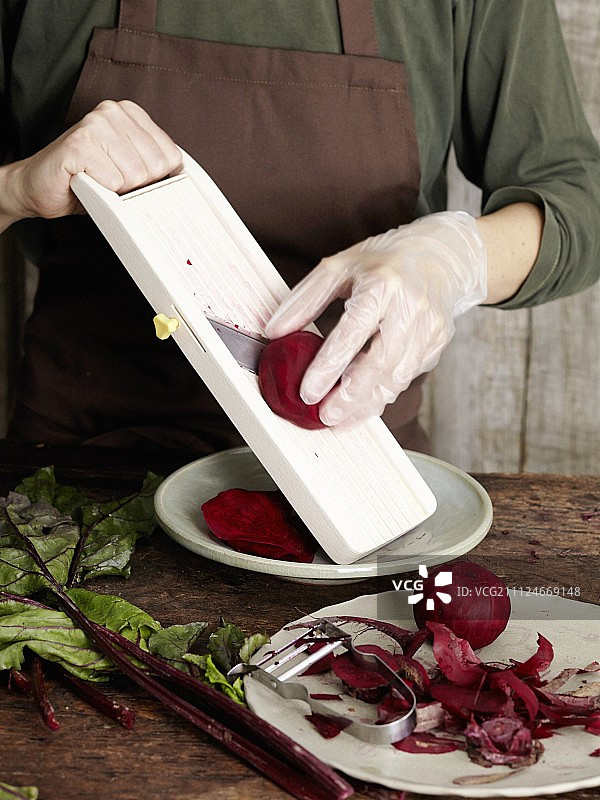用切菜器切甜菜根图片素材