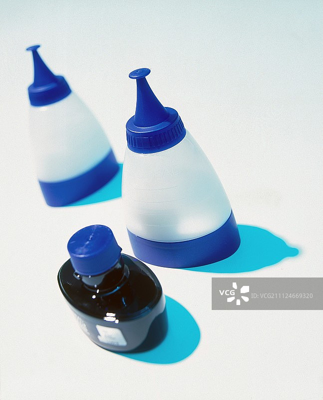 染发剂和涂抹瓶（白色背景）图片素材
