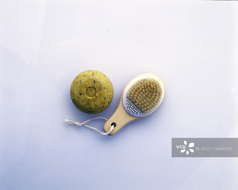 海藻皂和白色表面的仙人掌纤维迷你刷图片素材