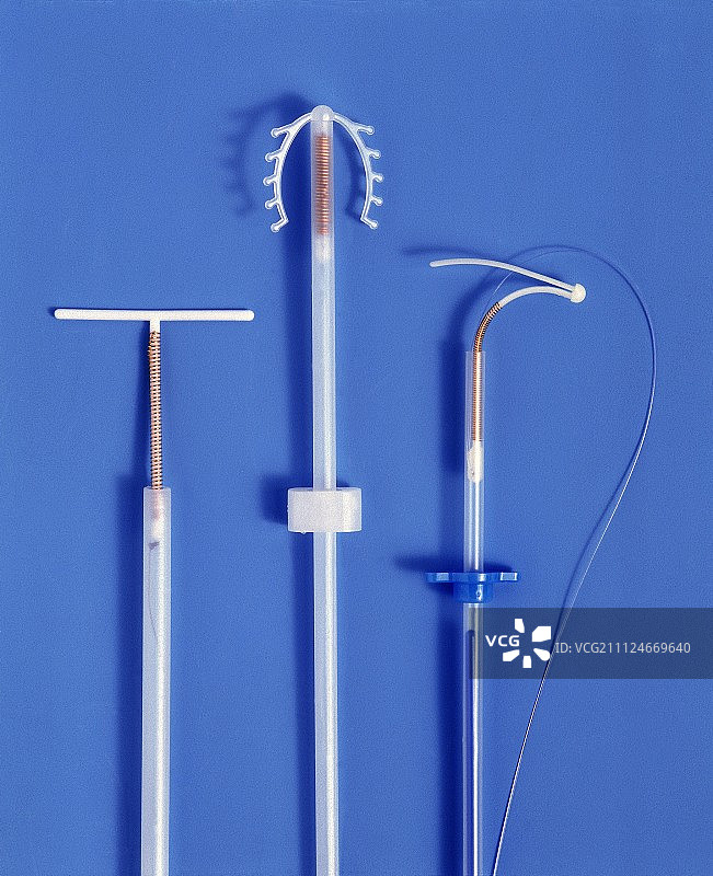 蓝色背景上各种螺旋的特写俯视图图片素材