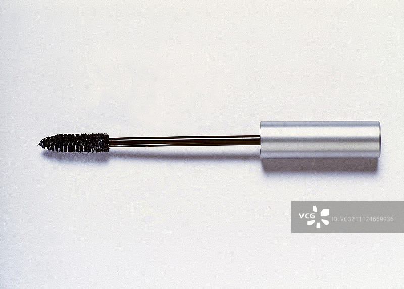 白色背景上带银色盖子的睫毛膏刷特写图片素材