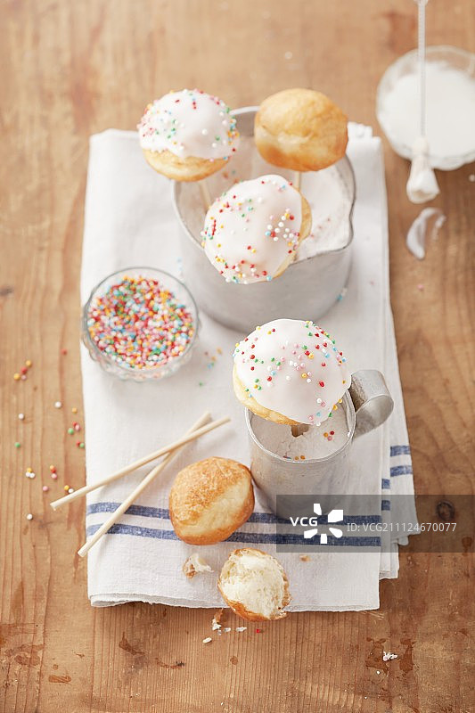 糖粉和糖屑甜甜圈蛋糕棒图片素材