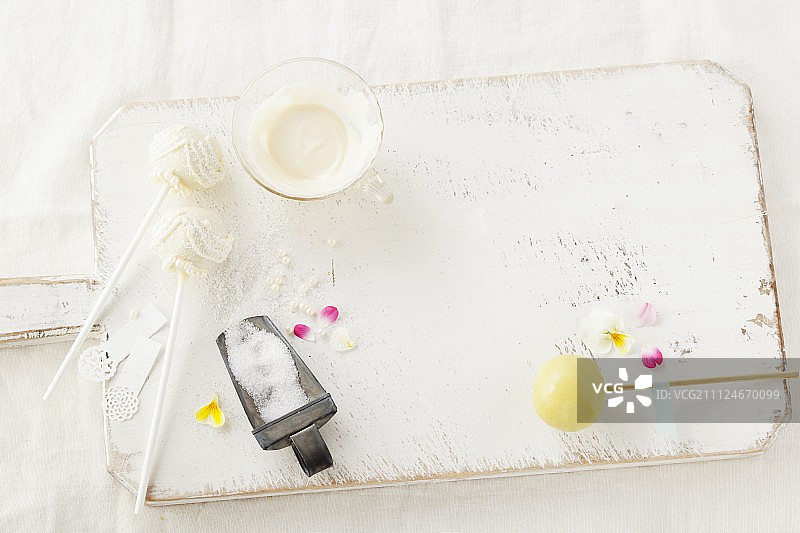 用于装饰蛋糕棒棒糖的糖衣、食用鲜花和糖珠图片素材