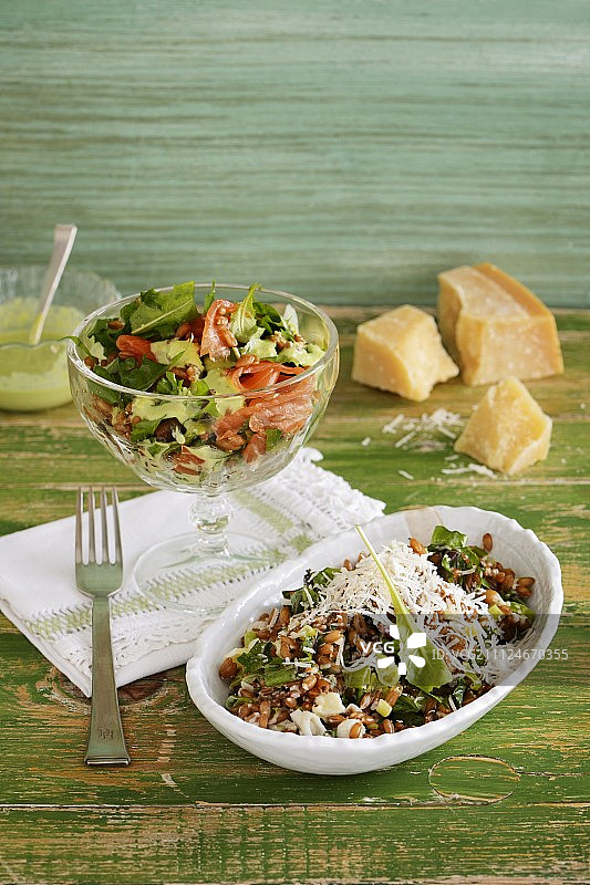 大麦烩饭配帕尔马干酪和蒲公英三文鱼沙拉图片素材