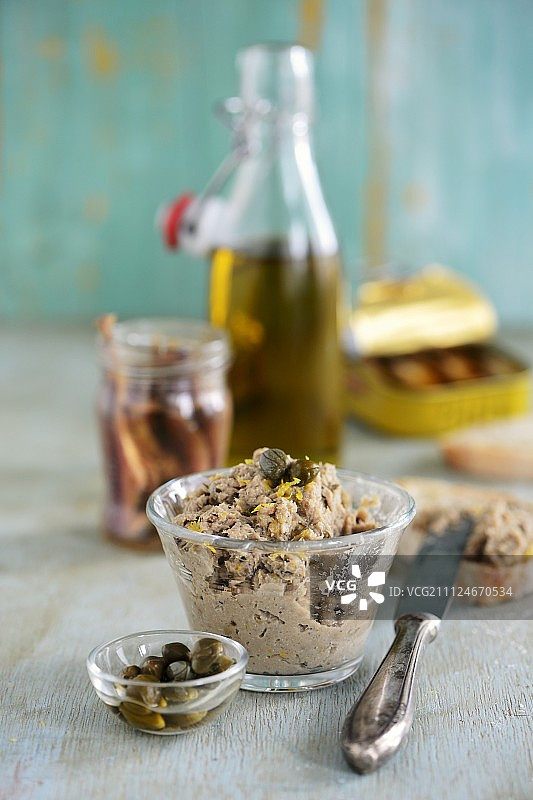 沙丁鱼和刺山柑酱图片素材