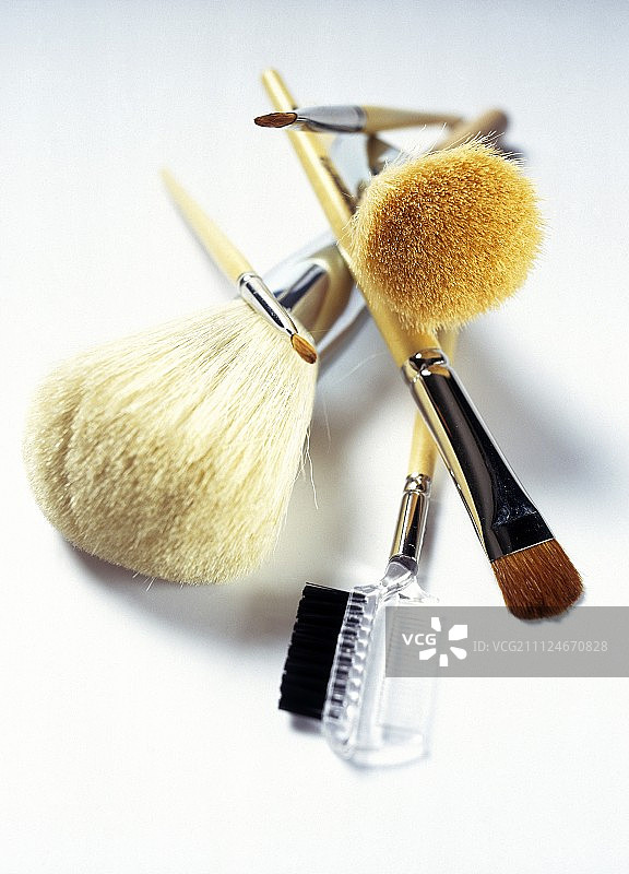 白色背景上的唇刷、眼影刷、腮红刷和粉刷特写图片素材