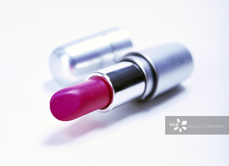 白色背景上的粉色口红特写图片素材