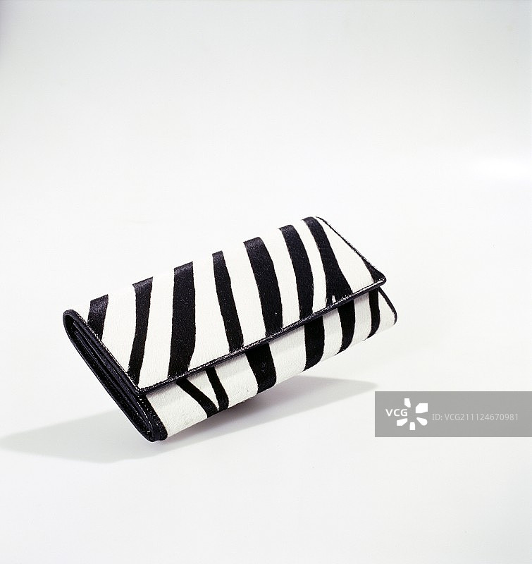 黑白斑马纹钱包特写图片素材